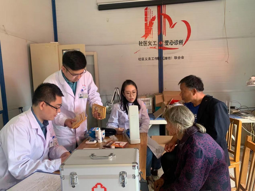 医护人员为留守老人义诊。受访者供图